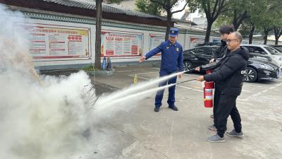 市城管执法局组织开展消防安全培训与实战演练