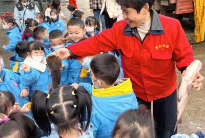 仙女镇中心幼儿园开展“体验舌尖上的非遗”研学活动