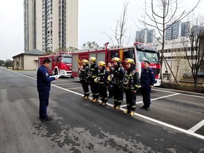 枝江消防深入高层建筑开展“一楼一卡”专项工作