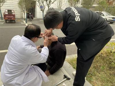 百里洲镇中心卫生院：七旬老人离院意外摔倒 医护快速响应护平安