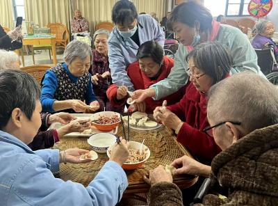 枝江市中医医院开展“情暖夕阳”包饺子活动