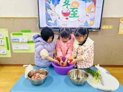 枝江市金湖幼儿园开展“包饺子迎冬至”手工活动