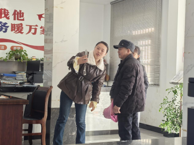 白鹤冲村开展医保政策“零距离”指导