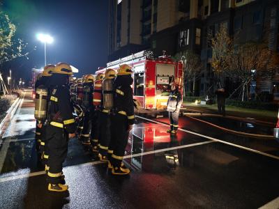 枝江消防组织开展夜间高层建筑灭火救援实战演练