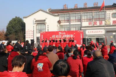 董市镇高石岗村元旦联欢搭起“连心桥”