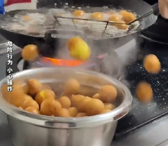 吓人！女子做菜险遭毁容，食材刚下锅就“炸”了