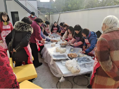 百里洲镇刘巷社区：暖冬包饺子 欢乐过冬至