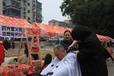 枝江闪电志愿焕新地 变身社区“暖心坐标”