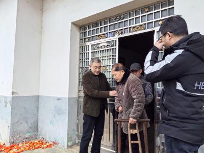 问安镇驻村第一书记护送困难群众就医