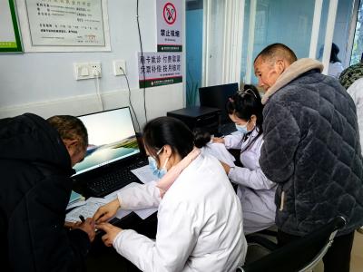 安福寺镇中心卫生院为福利院老人接种流感疫苗