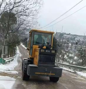 顾家店镇：肉牛养殖户主动出动铲车清雪 畅通村民出行路