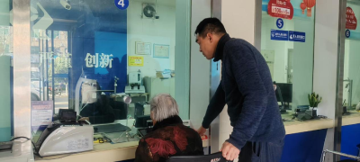 暖心 “跑腿” 护夕阳！顾家店镇沙碛坪村村干部助高龄老人领养老金