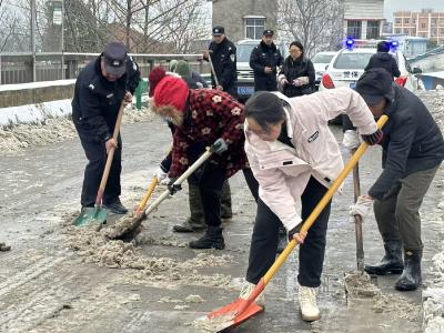 顾家店社区：多方携手铲冰除雪 守护居民平安路