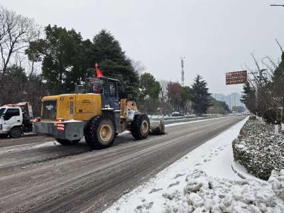 市住建系统连夜开展融雪除冰作业 全力保障道路安全畅通