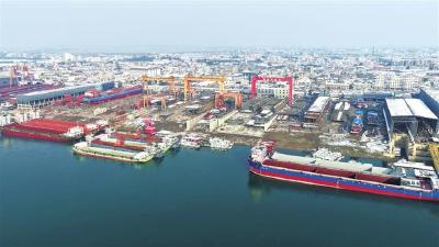 万吨级纯电散货船集中开工