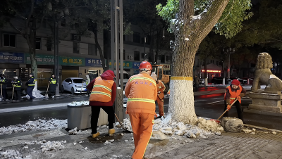 市城管局连夜除冰铲雪护民安