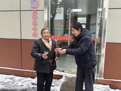 马家店街道沱江社区：热茶化冰雪 温情满沱江