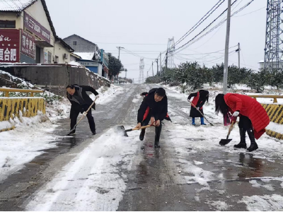 安福寺镇火山口村：志愿者全员出动 为群众扫出平安暖心路