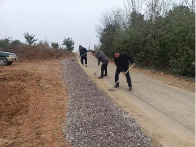 安福寺镇：修路保畅 未 “雪” 绸缪
