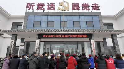 翰墨飘香迎新春 春联送福暖民心