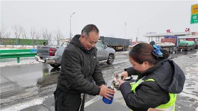 一桶泡面 一杯开水 沪渝高速枝江段为滞留货车司机送温暖