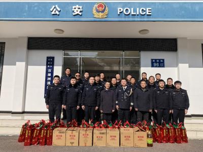 百里洲镇开展中国人民警察节慰问活动