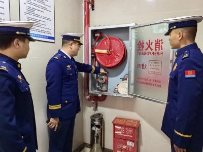 枝江：高层建筑消防夜巡 拧紧平安防护阀门
