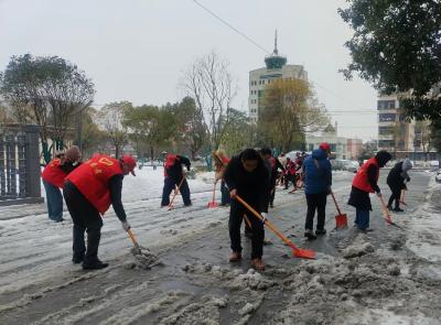 马家店街道谦泰吉社区：聚力迎战冰雪 守护居民平安
