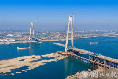 【人民日报客户端】6天完成一片钢箱梁吊装 枝江长江大桥建设有序推进