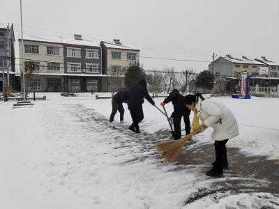 七星台镇王家店村：雪天除雪保通畅