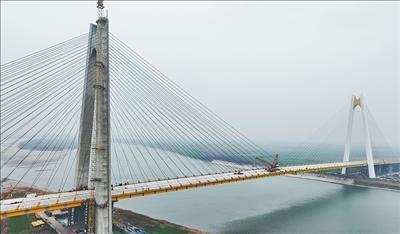 【人民日报】湖北当枝松高速公路 松滋河特大桥合龙