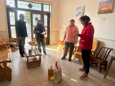 米油棉被送上门 董市镇用实干为群众铺就暖心年