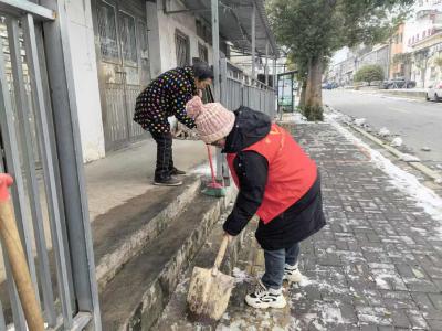 顾家店社区：暖心走访除冰雪，筑牢独居老人“安全通道”