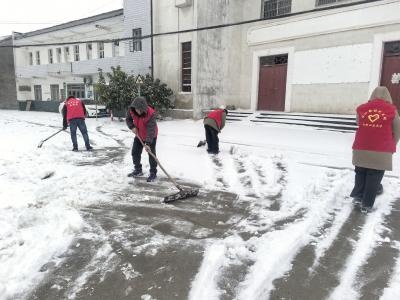 七星台镇兴隆山村聚力铲雪 守护百姓出行安全