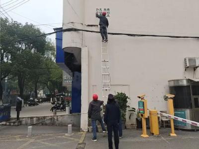 市城管局：疏堵结合治“野广” 城市颜值再焕新