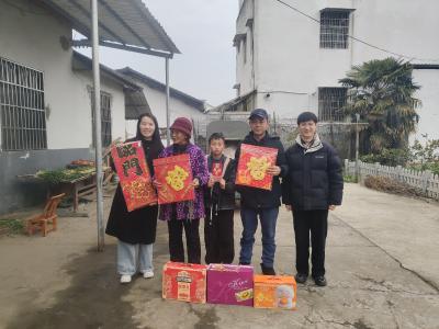 情暖问安送福至 关爱护航“一老一小”