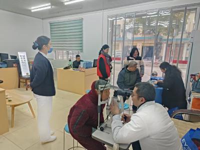 健康筛查进社区 贴心服务暖民心