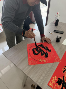 迎新春送福送春联 温情暖意润民心