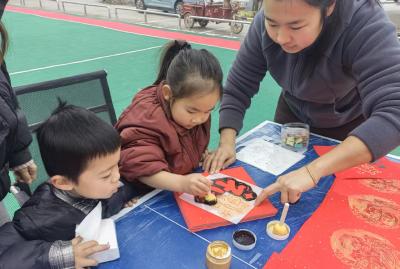 百里洲镇三桥村：温情饺子宴 翰墨迎马年