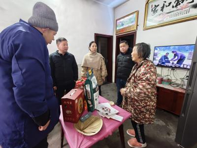 岁寒送暖入家门 春节慰问润民心