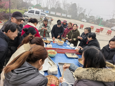 百里洲镇凤梁村：包饺子写春联赛花牌 同心同乐迎新春