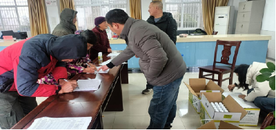 安福寺镇紫荆岭村免费发放水溶有机肥 科技助农护航油菜增产增收