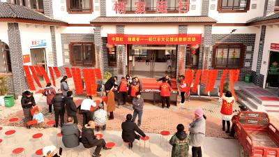 湖北枝江：书法名家送春联 翰墨飘香暖民心