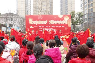 金马奔腾贺新岁 邻里情浓春意闹