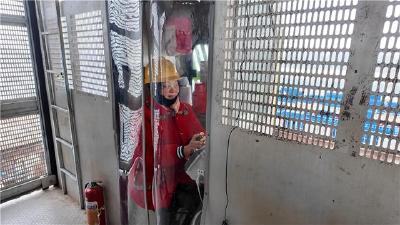 新春走基层：高空“女司机”的坚守——我在百米高空见证桥塔生长