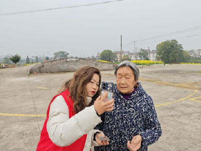 安福寺镇紫荆岭社区开展养老资格认证 志愿者上门服务获居民点赞