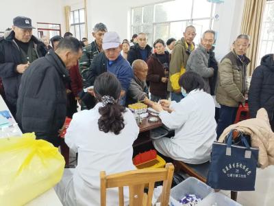 七星台镇鸭子口村开展老年人体检活动