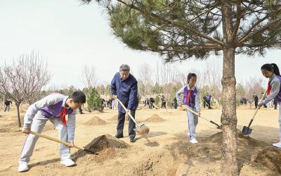 习近平在参加首都义务植树活动时强调 为山川大地增添锦绣 让中国式现代化底色更加亮丽