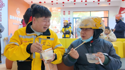 一碗汤圆暖人心 枝江新就业群体与邻里共庆元宵