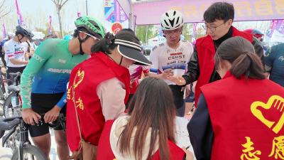 赛道内外共绘精彩 公路自行车公开赛燃动全城